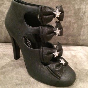 CHANEL Black High Heels with Bow Details